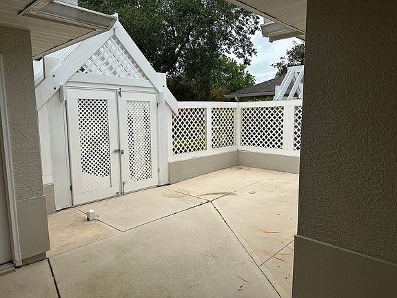 5th image of 610 Brookwood Pl W