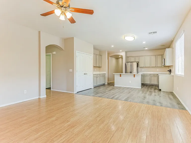 7905 S 73rd Ln — Photo 4
