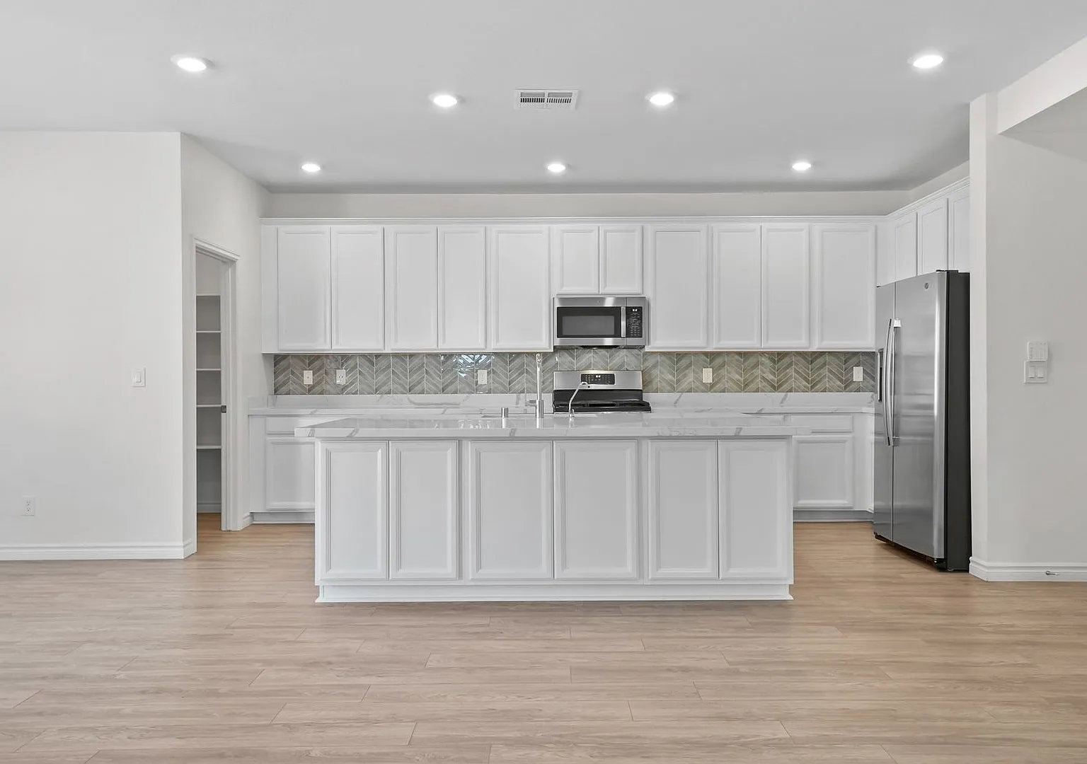 Stunning 4 Bedroom Home with Downstairs Room! — Photo 2