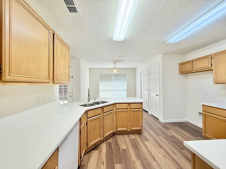 4512 Queenswood Dr — Photo 7