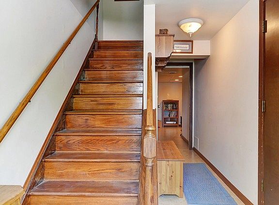 4th image of 1935 Oxford Ct