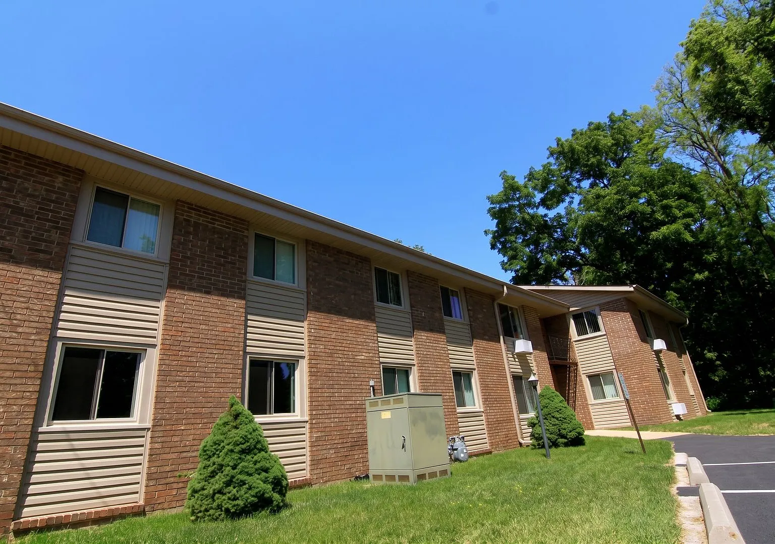 Browns Court Apartments — Photo 1