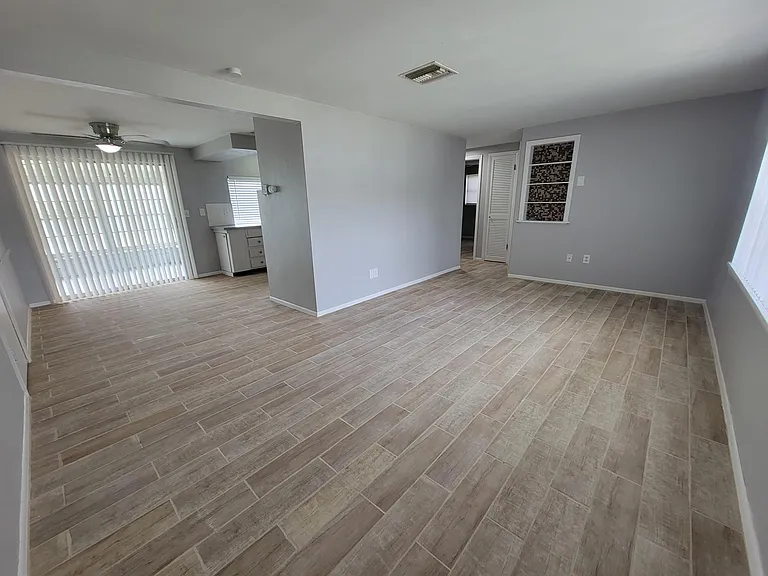 3723 Kingsbury Dr — Photo 2