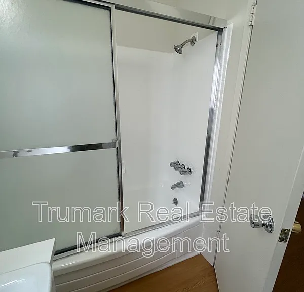 321 E Tujunga Ave #J — Photo 10
