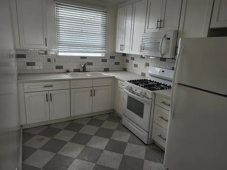 1051 S Bedford St #6 — Photo 12