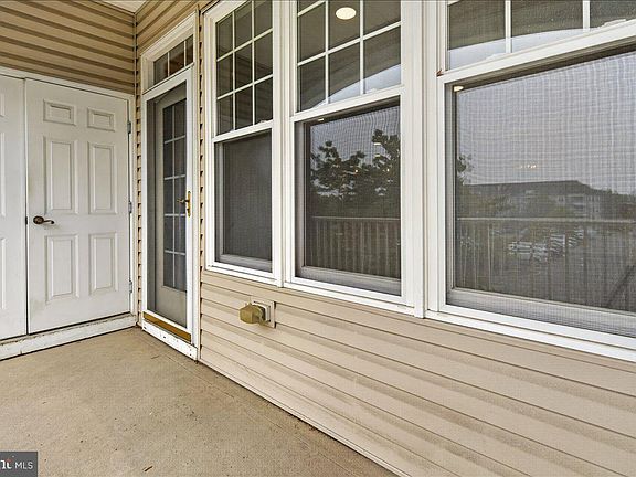 4th image of 425 Masterson Ct