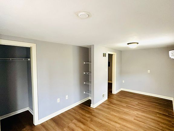 441 Summit Ave, Apt 1 - Bedroom w/ Closet & Built-In Shelves (view 1)