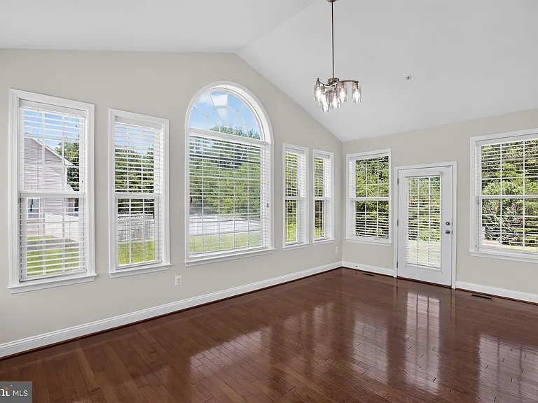 6816 Barlowe Ct — Photo 4