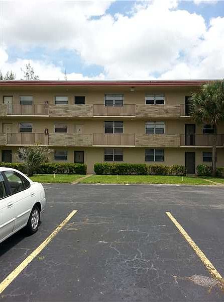 1st image of 3900 NW 76th Ave APT 111