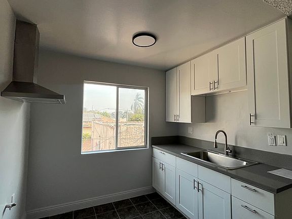 3rd image of 1201 W 39th Pl APT 208