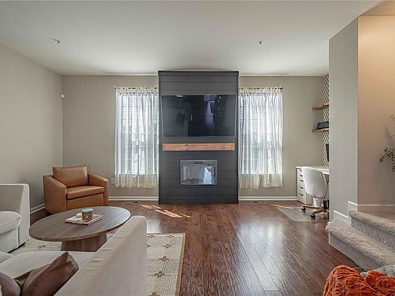 5th image of 82 Green View Dr