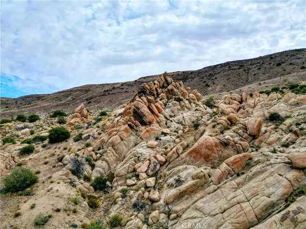 5051 Chapparosa Rd, Pioneertown, CA 92268