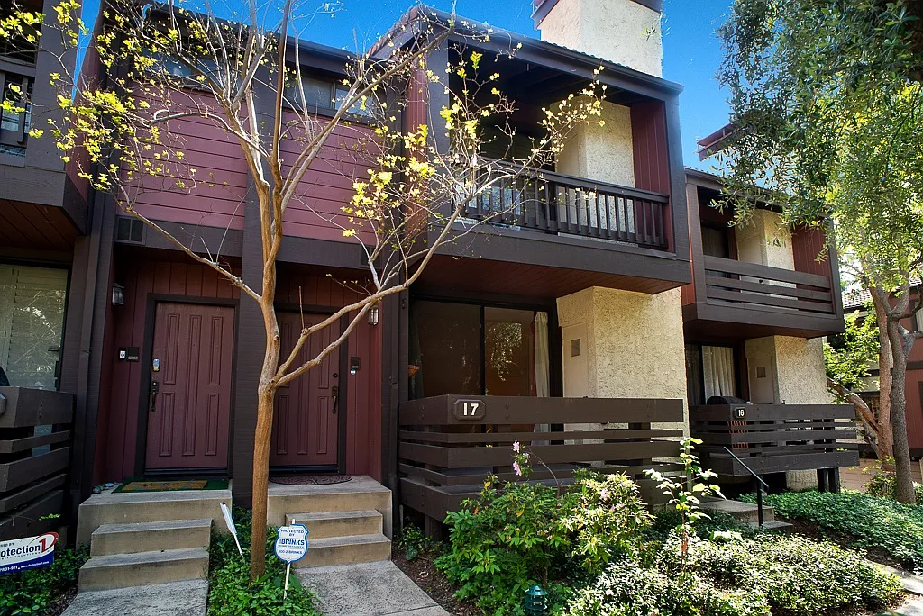 21931 Burbank Blvd — Photo 1