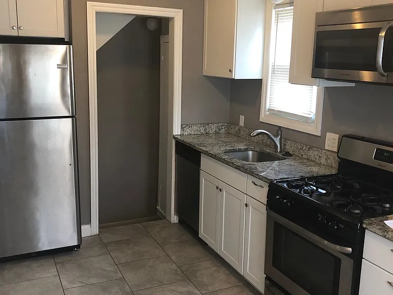2427 Cambridge Rd — Photo 4