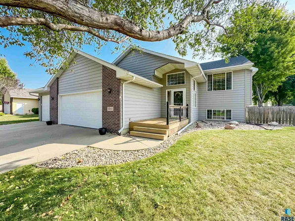 2512 S Theodore Ave, Sioux Falls, SD 57106