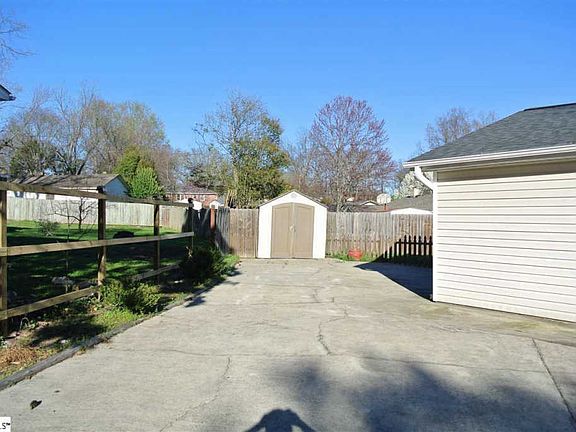 3rd image of 205 Thornwood Dr