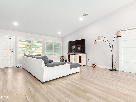 4th image of 323 E BELMONT Avenue
