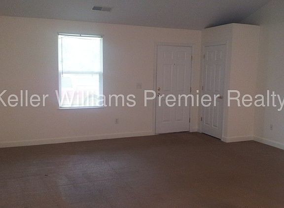 3rd image of 699 Kenny Ln