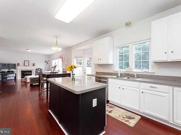 4th image of 214 Williamsburg Cir