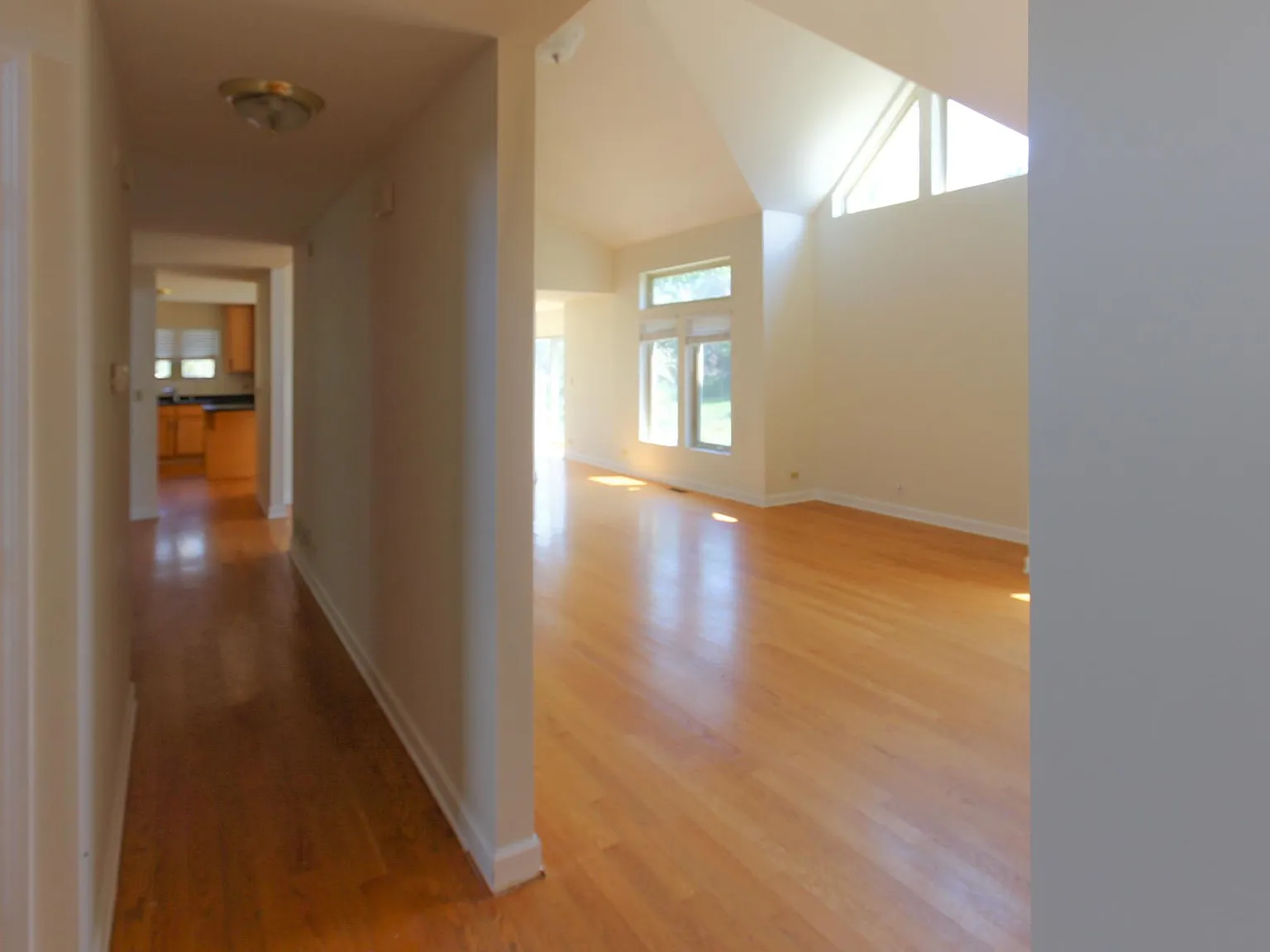 4 bed, 2.5 bath, 3590 sqft, $4,400 — Photo 2