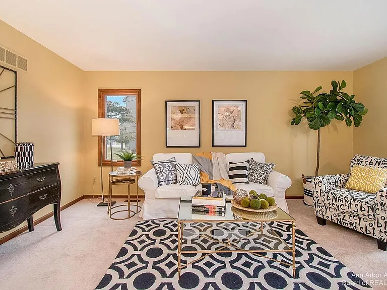 492 Park Pl — Photo 4
