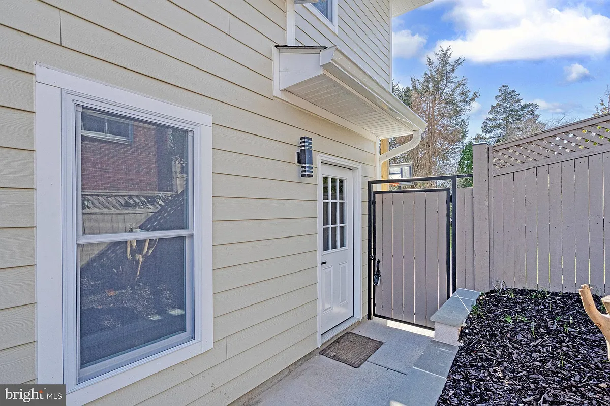 Building Photo - 10237 Stratford Ave #B