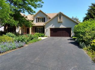 37 Meadow Cove Rd, Pittsford, NY 14534