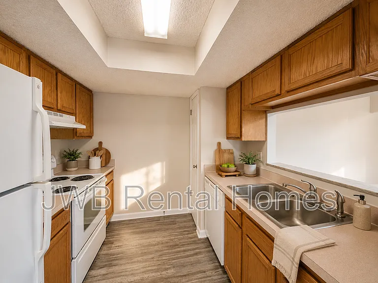 5671 Marathon Pkwy — Photo 3