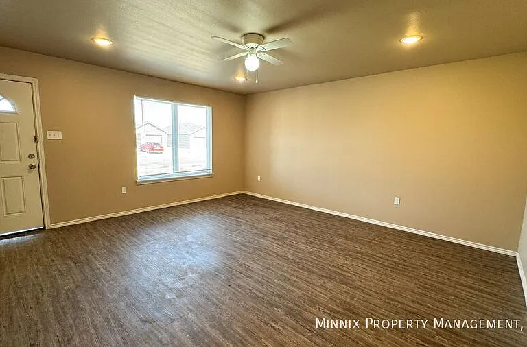 2413 N Avenue O — Photo 24