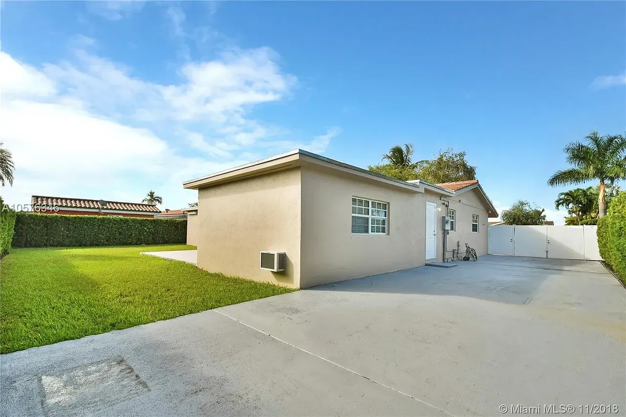 Village Green Dr, Miami — Photo 4