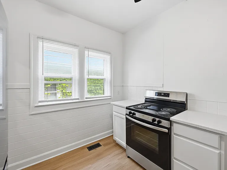 833 N Riley Ave — Photo 11