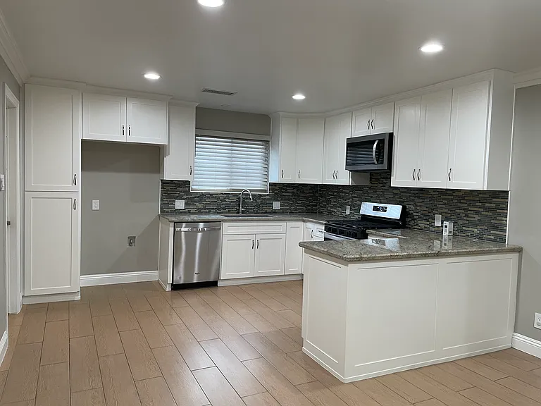 3407 Redlands Dr — Photo 2