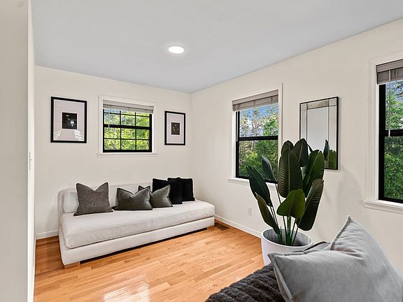 15th image of 100 Lakeview Dr