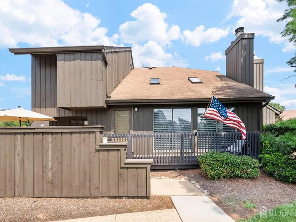 18 Westgate Dr, Edison, NJ 08820