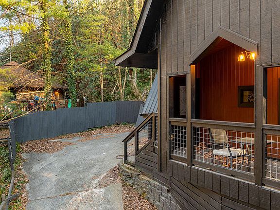 5th image of 1043 Ski Mountain Rd