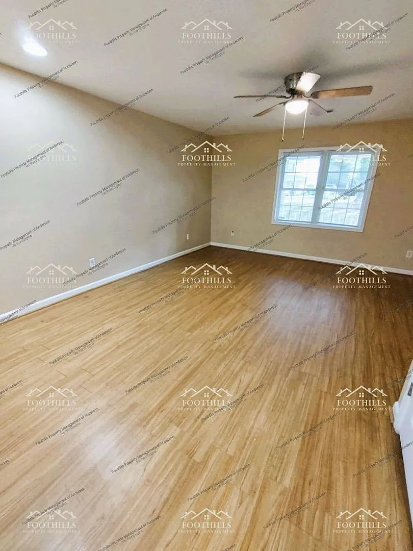 3 bed, 2.0 bath, 1428 sqft, $1,300 — Photo 3