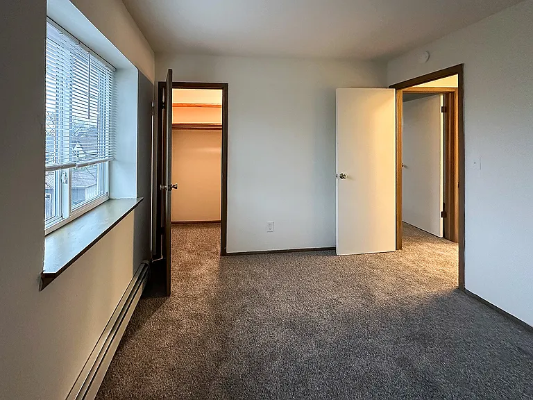 2 Bed / 1 Bath - 1,000 SF - Bedroom w/ Walk-in Closet