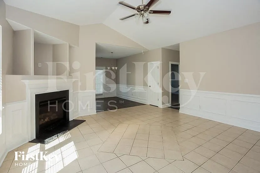 3 bed, 2.0 bath, 1300 sqft, $2,010 — Photo 3
