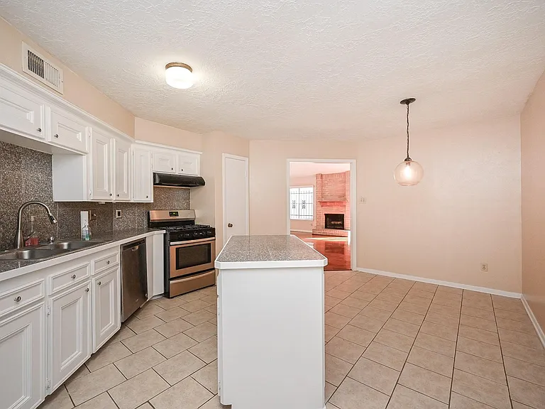 7918 Chancel Dr — Photo 8