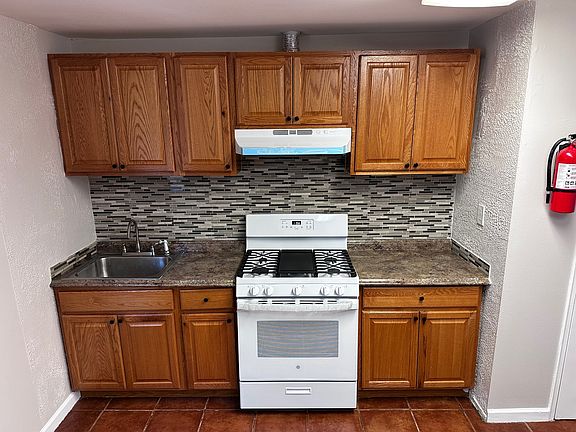 5th image of 69 Franklin St APT 1