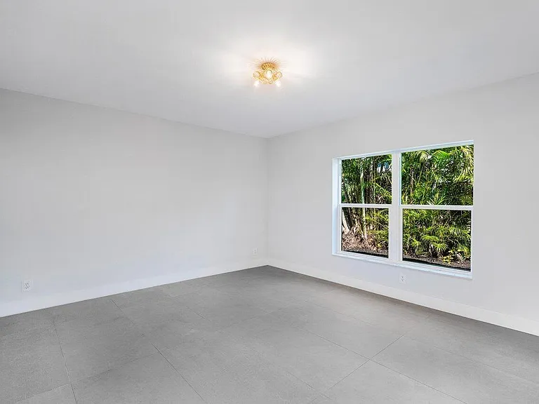 46 SW 9th Ave — Photo 15