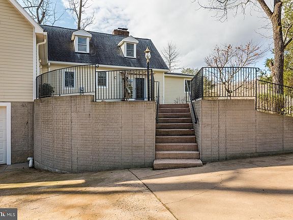 4th image of 6051 Greenway Ct
