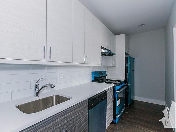 3rd image of 3917 N Janssen Ave #721