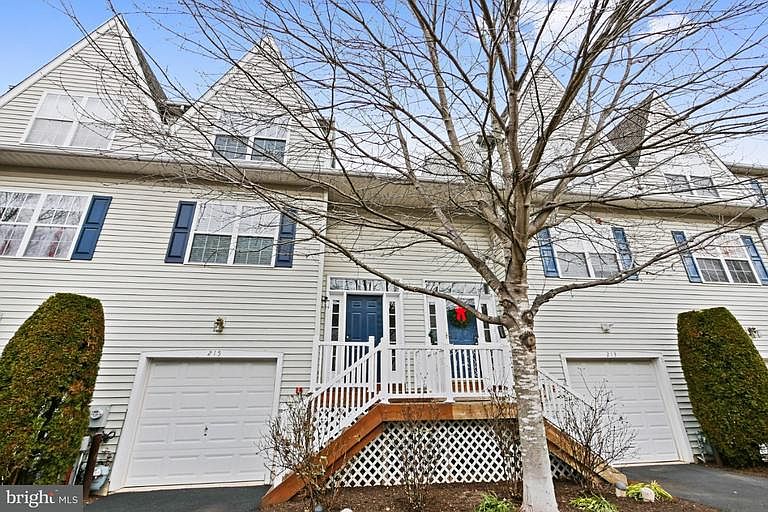 1st image of 215 Buchanan Ct