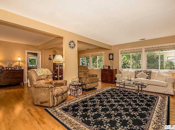 3rd image of 11 Falmouth Dr