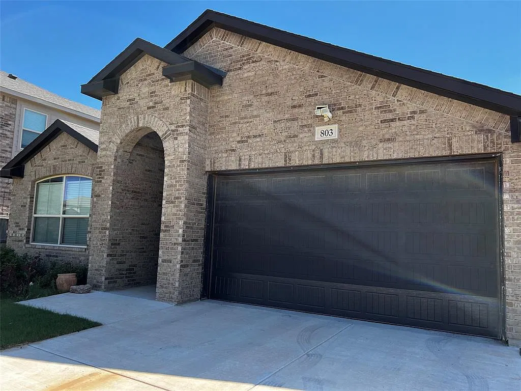 4 bed, 2070 sqft, $2,800 — Photo 1