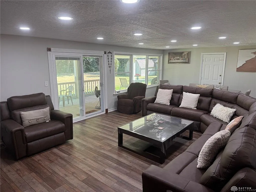 3 bed, 2.0 bath, 1581 sqft, $2,300 — Photo 4