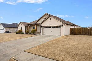 2nd image of 905 Lindsey Ln
