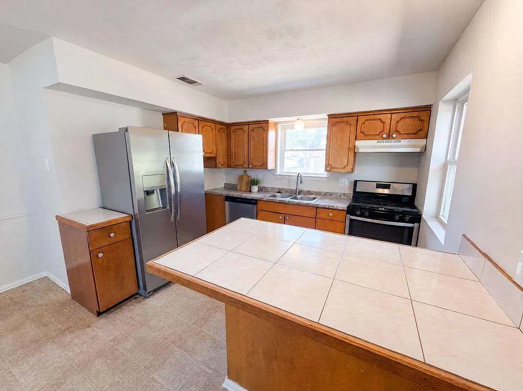3 bed, 1345 sqft, $2,000 — Photo 4