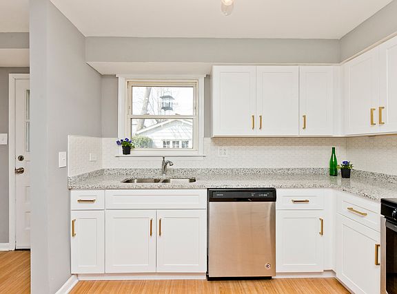 4th image of 9136 Brookfield Ave